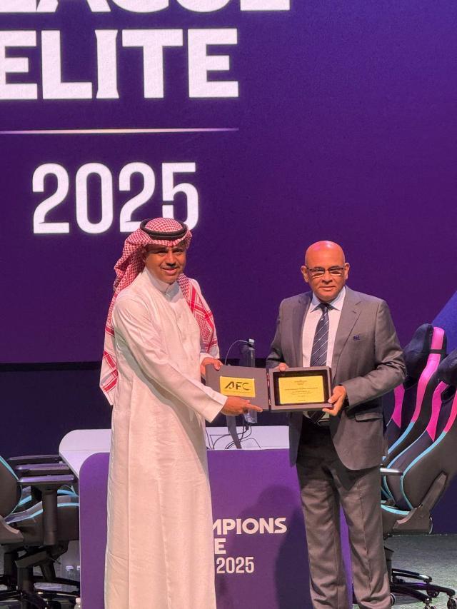 1746197713991084197.jpg 7-亚足联秘书长温莎亲自到现场观看冠亚军决赛并进行颁奖.jpg